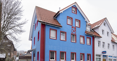 Almanya'da yasayan Karadenizli evini bordo maviye boyattı