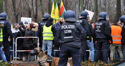 Berlin'de PYD/PKK yandaşlarına polis engeli