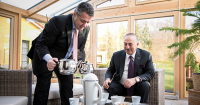 Gabriel Çavuşoğlu'na Türk çayı ikram etti