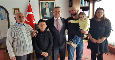 Kenan 2 yaşındaki kardeşinin hayatını kurtardı Kenan 2 yaşındaki kardeşinin hayatını kurtardı
