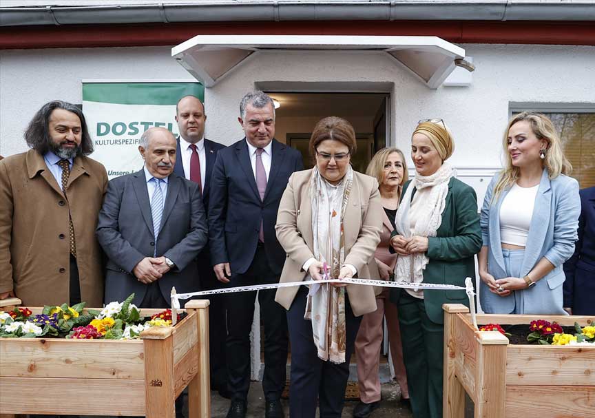 Aile Bakanı Yanık Berlin‘de huzurevi açılışı yaptı Aile Bakanı Yanık Berlin‘de huzurevi açılışı yaptı