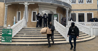 Berlin polisinin camiye botlarla girmesi tepkiyle karşılandı Berlin polisinin camiye botlarla girmesi tepkiyle karşılandı
