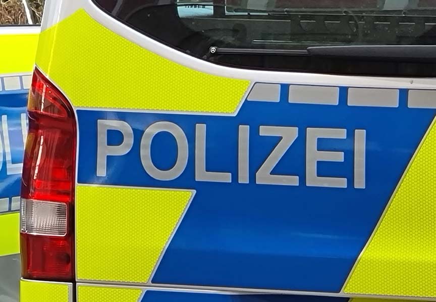 Duisburg’da küçük uçak sirkin otoparkına düştü