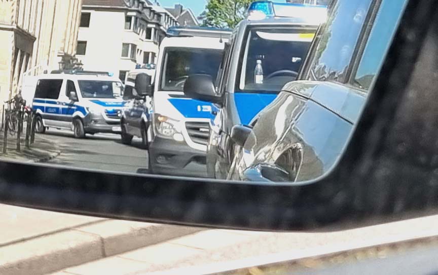 Almanya'da darbe planladıkları iddiasıyla 25 kişi gözaltına alındı Almanya'da darbe planladıkları iddiasıyla 25 kişi gözaltına alındı