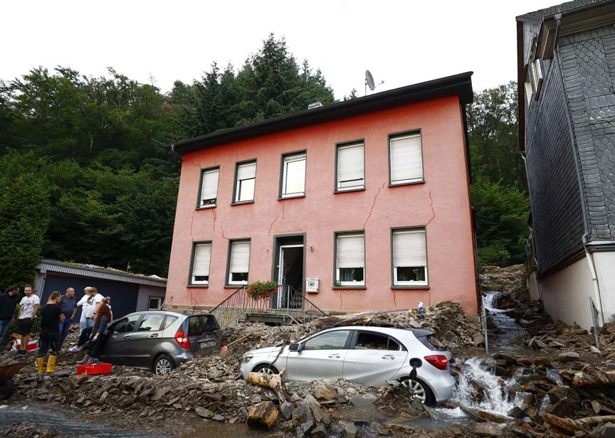 Eifel bölgesinde selden çöken 6 binada 30 kişi aranıyor