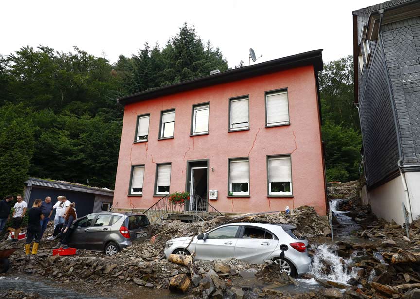 Eifel bölgesinde selden çöken 6 binada 30 kişi aranıyor Eifel bölgesinde selden çöken 6 binada 30 kişi aranıyor