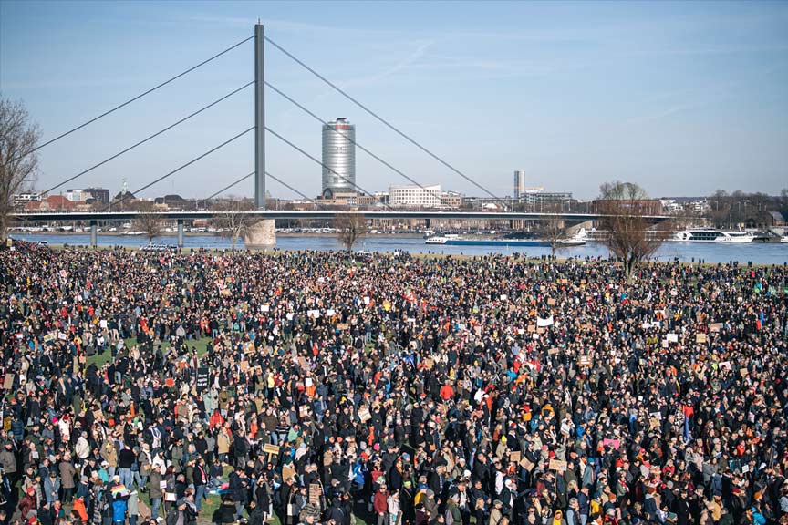 Almanya genelinde yüz binlerce kişi aşırı sağa karşı sokaklara çıktı