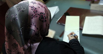 Almanya'da başörtülü siyasetçi aşırı sağcıların hedefi oldu Almanya'da başörtülü siyasetçi aşırı sağcıların hedefi oldu