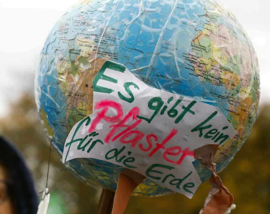 Almanya'da iklim aktivistlerinin eylemlerini tartışıyor