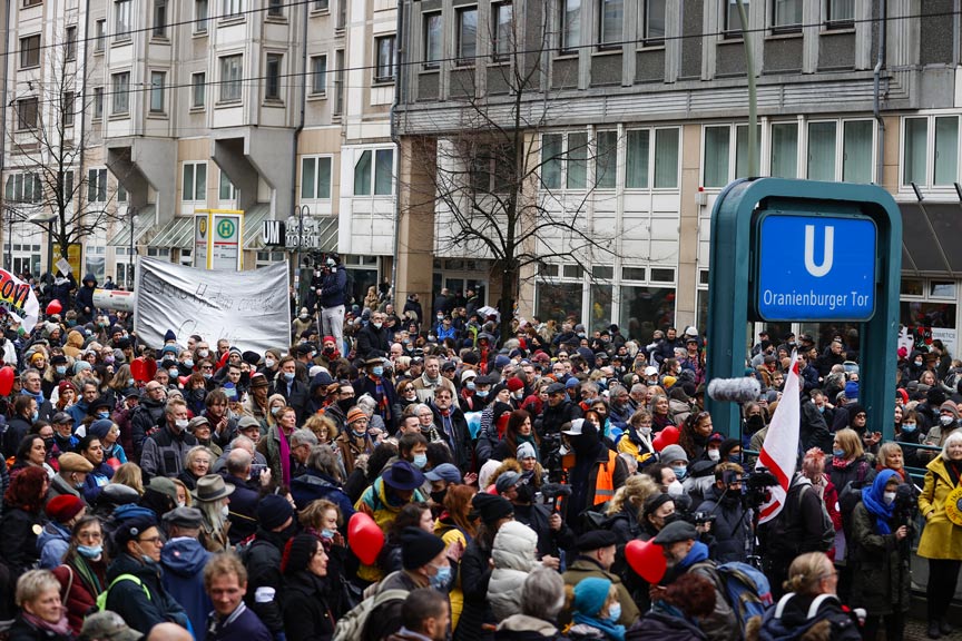 Stuttgart’ta 10 binden fazla kişi önlemleri protesto etti