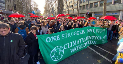 Köln’de küresel iklim grevi yürüyüşü düzenledi