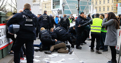 Berlin‘de PKK'lılar Türklere saldırdı