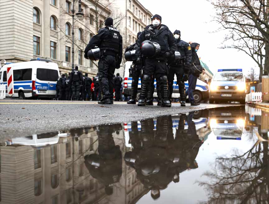 Berlin’de polis aşı karşıtı eylemciyi darp etti Berlin’de polis aşı karşıtı eylemciyi darp etti