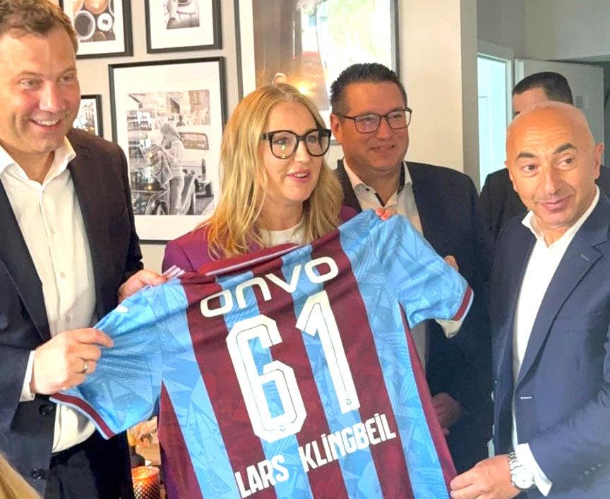 Federal Maliye Bakanı’na Trabzonspor forması hediye edildi Federal Maliye Bakanı’na Trabzonspor forması hediye edildi