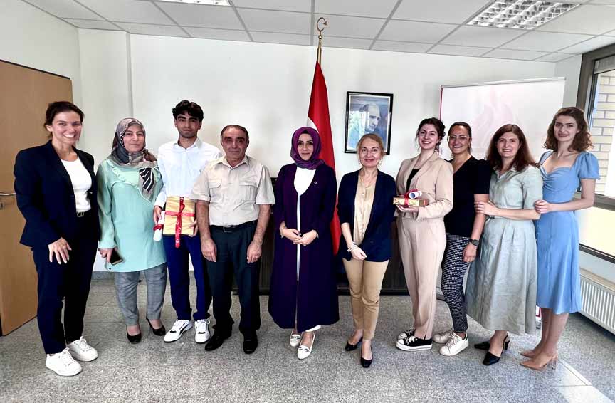 Başarılı öğrenciler ödüllerini aldılar Başarılı öğrenciler ödüllerini aldılar