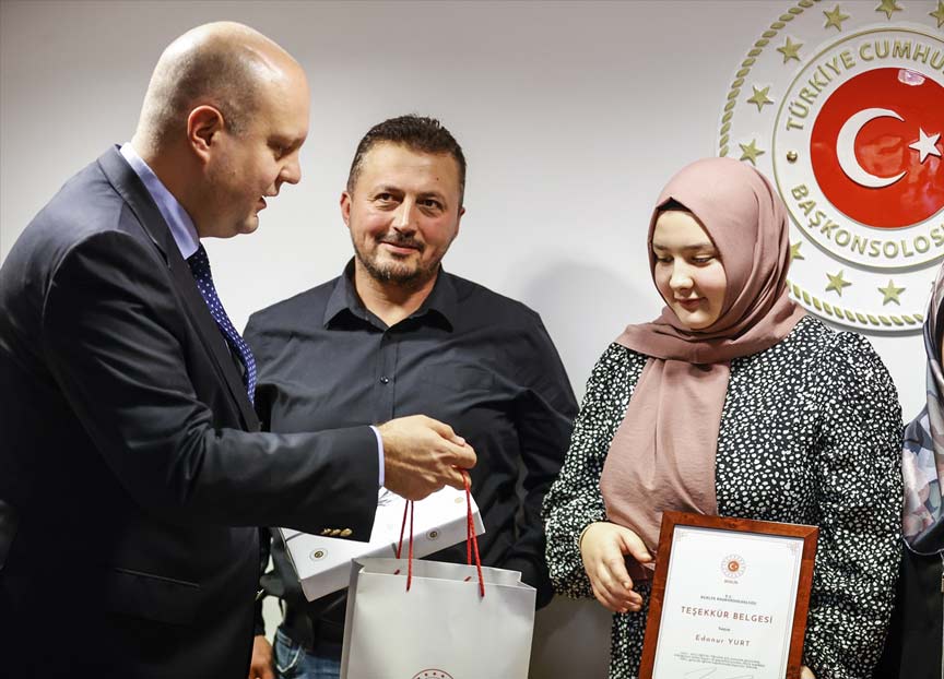 Berlin’de liseyi başarıyla bitiren 2 Türk öğrenci ödüllendirildi