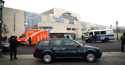 Başbakanlık binasına araçla saldırı girişimi Başbakanlık binasına araçla saldırı girişimi