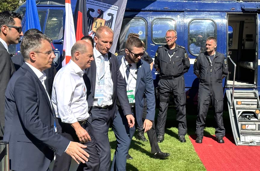 Almanya Başbakanlık binasında "Açık Kapı Günü" etkinliği yapıldı Almanya Başbakanlık binasında "Açık Kapı Günü" etkinliği yapıldı