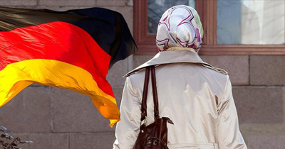 Berlin'de hamile başörtülü kadına saldırı