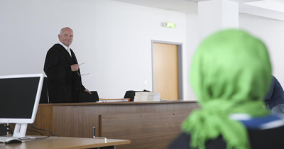Başörtülü öğretmene Alman mahkemeden veto