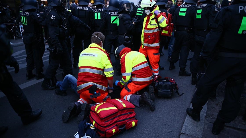 Berlin’deki 1 Mayıs gösterilerinde AA muhabirleri yaralandı Berlin’deki 1 Mayıs gösterilerinde AA muhabirleri yaralandı