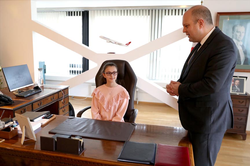 Berlin Başkonsolosu koltuğunu çocuklara devretti Berlin Başkonsolosu koltuğunu çocuklara devretti