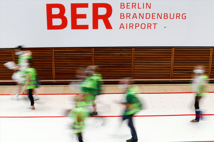 Berlin Havaalanı 9 yıl gecikmeli olarak açıldı Berlin Havaalanı 9 yıl gecikmeli olarak açıldı