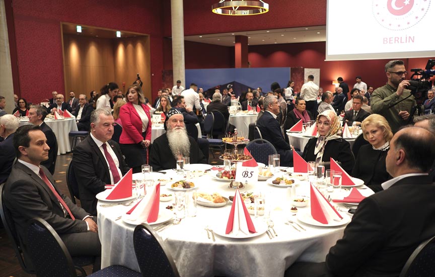 Almanya'daki Türk toplumu temsilcilerine Berlin Büyükelçiliği iftar verdi Almanya'daki Türk toplumu temsilcilerine Berlin Büyükelçiliği iftar verdi