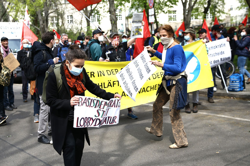 Hükümetin salgın politikaları Berlin’de protesto edildi