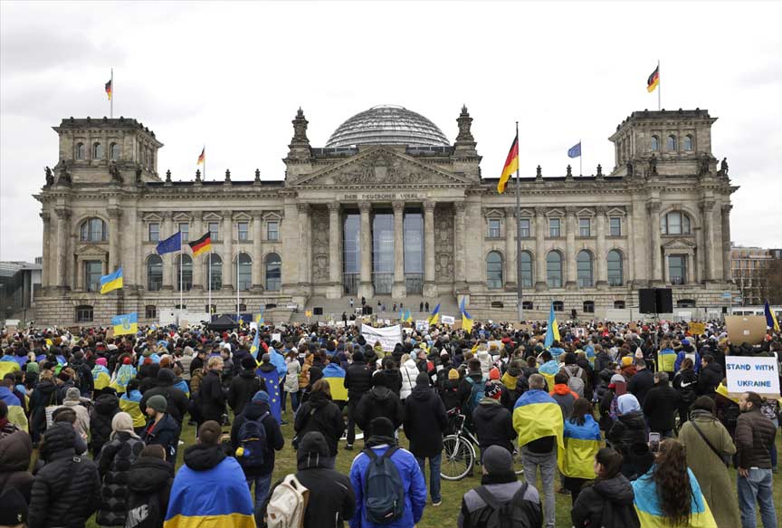 Berlin’de binlerce kişi Rusya’yı protesto etti