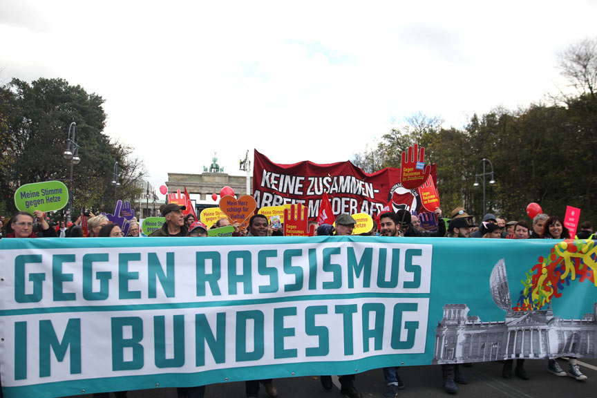 Almanya'da aşırı sağcıları protesto eylemleri devam ediyor