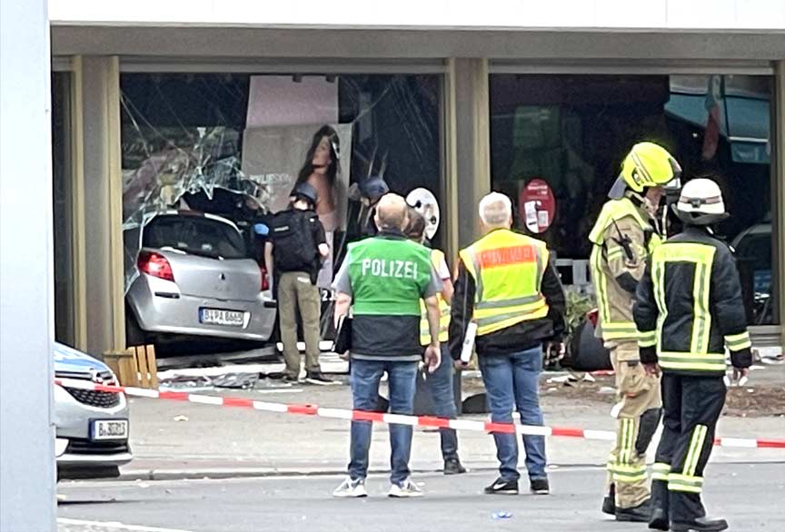 Berlin'de bir kişi aracıyla yayaların arasına daldı Berlin'de bir kişi aracıyla yayaların arasına daldı