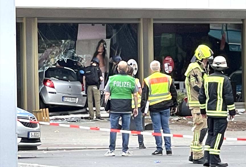 Berlin'de bir kişi aracıyla yayaların arasına daldı