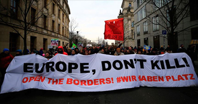 Berlin’de binlerce kişi sınırların açılması için yürüdü Berlin’de binlerce kişi sınırların açılması için yürüdü