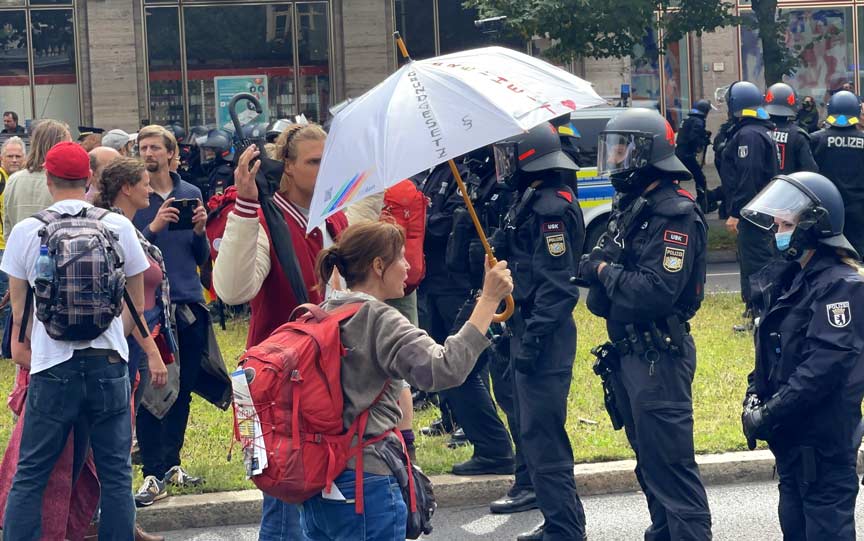Berlin’de koronavirüs politikası protestosunda 80 kişi gözaltına alındı Berlin’de koronavirüs politikası protestosunda 80 kişi gözaltına alındı