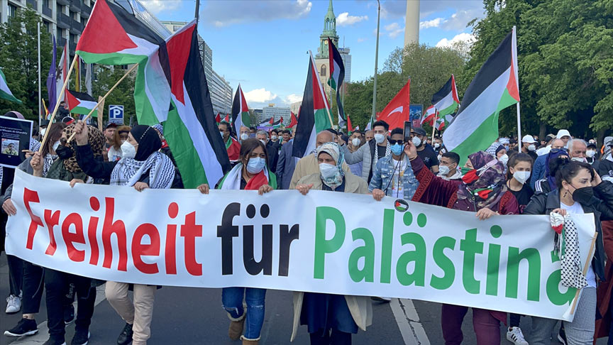 Berlin’de İsrail’in Filistin’e yönelik saldırıları protesto edildi
