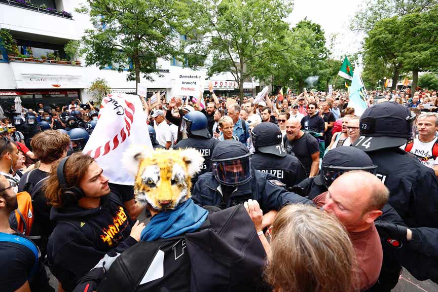 Berlin’de koronavirüs önlemlerini protesto ettiler