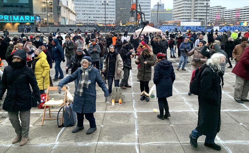 Berlin’de Kovid-19 önlemleri protesto edildi