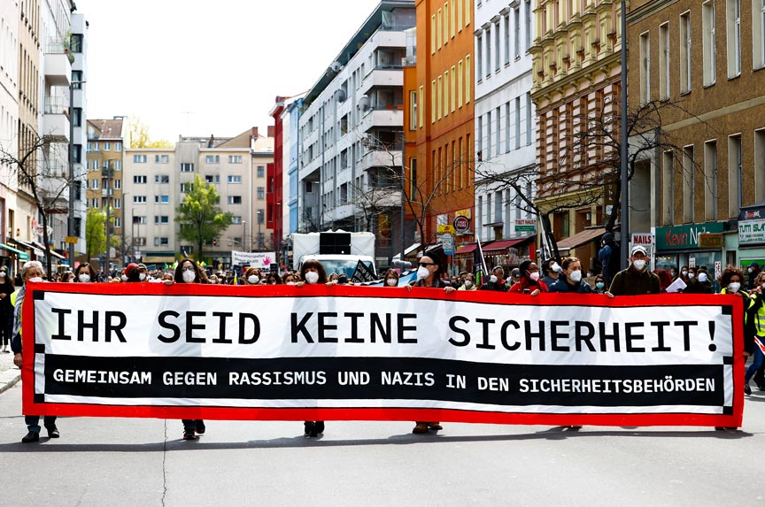 Berlin'de polise karşı protesto Berlin'de polise karşı protesto