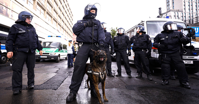 Stuttgart’ta yüzlerce kişi polise saldırdı