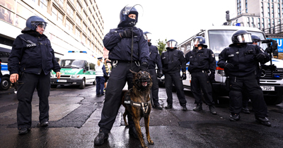 Stuttgart’ta yüzlerce kişi polise saldırdı Stuttgart’ta yüzlerce kişi polise saldırdı