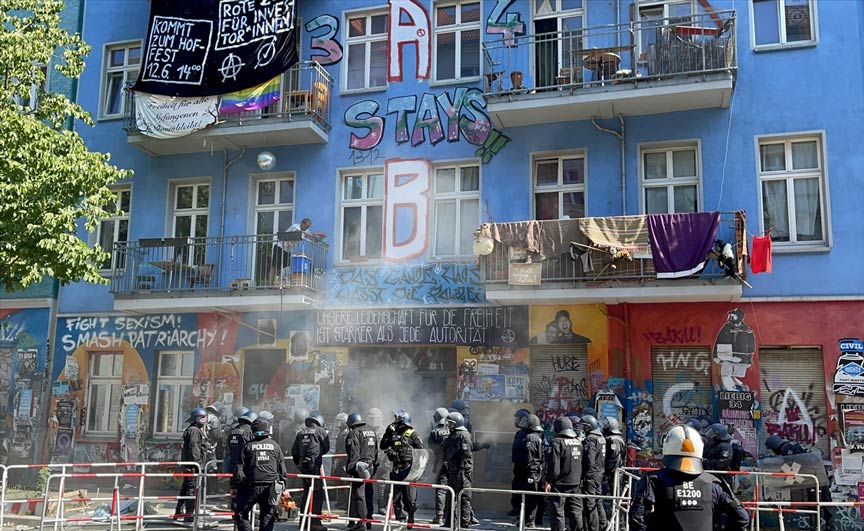 Berlin’de aşırı solcu gruplar bina işgal etti Berlin’de aşırı solcu gruplar bina işgal etti