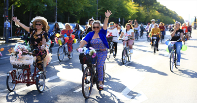 Berlin'de "Süslü Kadınlar Bisiklet Turu" yapıldı