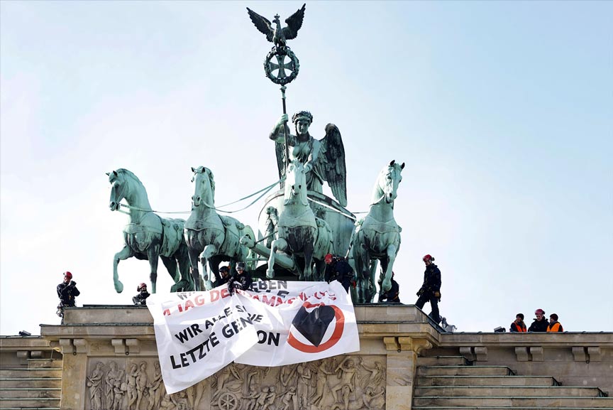İklim aktivistleri Berlin’de gösteri yaptı İklim aktivistleri Berlin’de gösteri yaptı