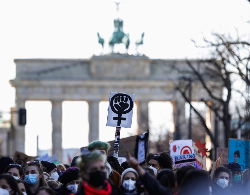 Almanya’nın dört bir yanında koronavirüs önlemleri protesto edildi