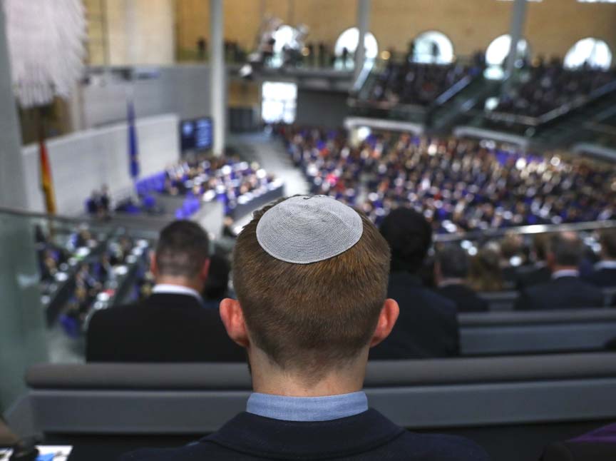 Almanya, soykırımından kurtulanlara yaklaşık 1 milyar Euro ödeyecek