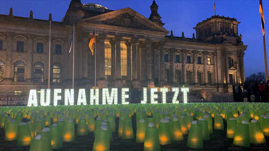 Göçmenler için Alman Meclisi önünde binlerce mum yakıldı