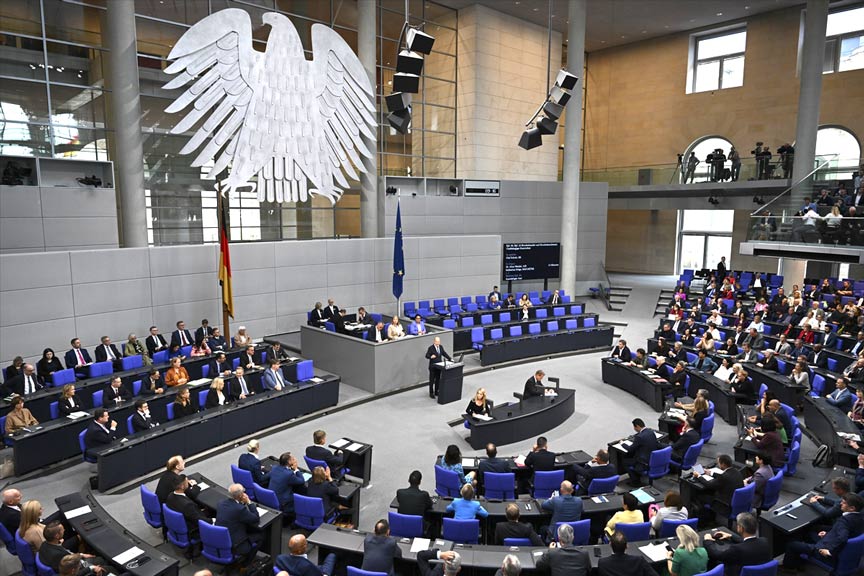 Bazı Alman milletvekilleri Bundestag’da Filistin bayrağı açtı