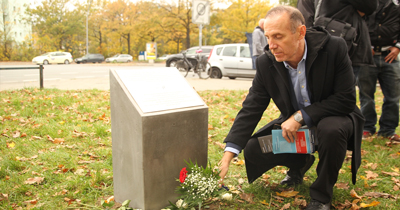 Almanya'da öldürülen Türk genci icin anit dikildi Almanya'da öldürülen Türk genci icin anit dikildi