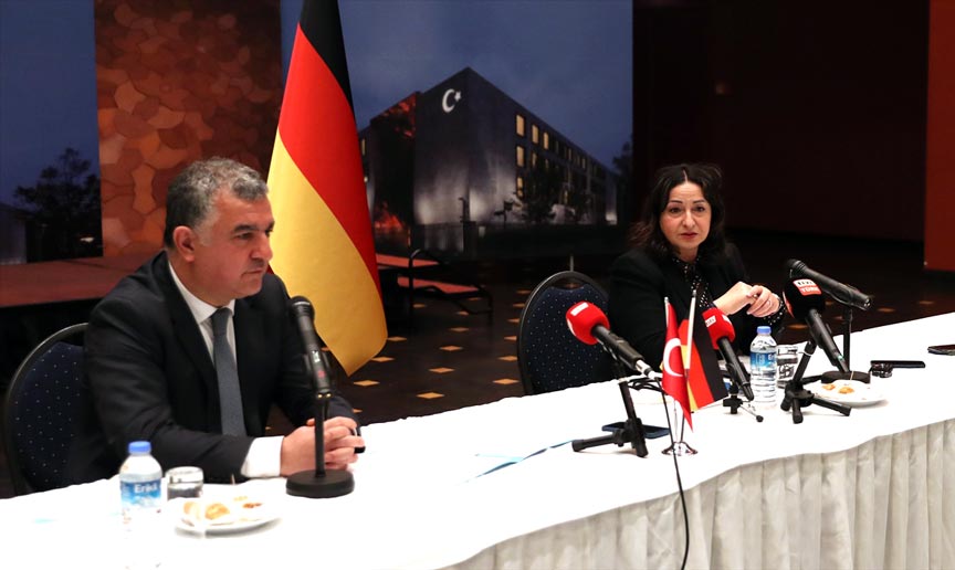 Büyükelçi ve Sağlık Bakanı’ndan Almanyalı Türklere aşı çağrısı Büyükelçi ve Sağlık Bakanı’ndan Almanyalı Türklere aşı çağrısı